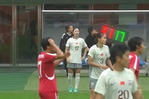 中国女足丢球后换人,谢宗梅换下身背黄牌的孙方欣