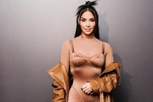 霸道身材!金·卡戴珊现身上海 宣传自家内衣品牌 女篮的李梦也在