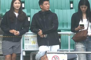 停赛的王妍雯与杨旭、赵丽娜现身看台,为中国女足加油